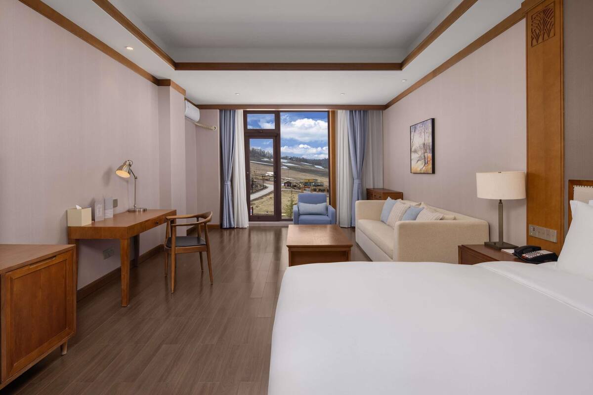 Swiss, Chambre, 1 très grand lit, vue montagne | Coffres-forts dans les chambres, rideaux occultants