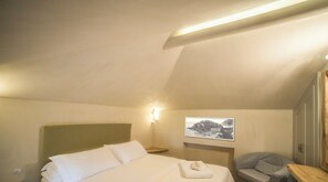 3 bedrooms, iron/ironing board, travel cot, free WiFi