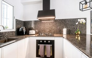 Frigorífic, microones, placa de cuina i rentaplats 