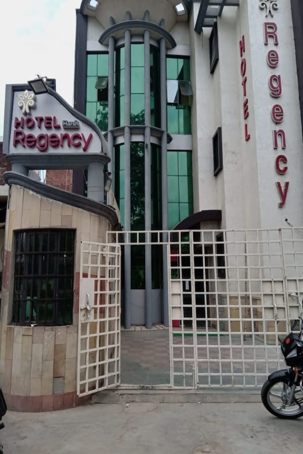 Vista frontal de la propiedad