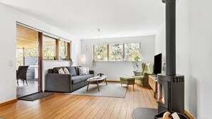 Ein modernes Wohnzimmer mit Sofa, Couchtisch und Kamin.