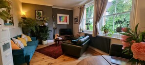Smart TV, books - Highgate maisonette, roof terrace & great views in quiet tree lined street. (London)