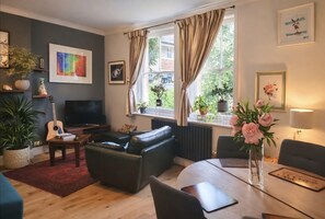 Smart TV, books - Highgate 2-Bed Apartment | Sunny Roof Terrace | Sleeps 5 (London)