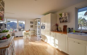 Fridge, oven, stovetop, dishwasher - Lovely home in Juelsminde with kitchen (Juelsminde)