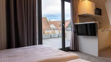 Comfort Studio Suite | Desk, blackout drapes, free WiFi, bed sheets
