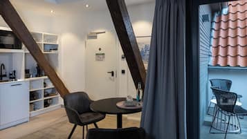 舒適開放式套房 | 書桌、遮光布/窗簾、免費無線上網、床單