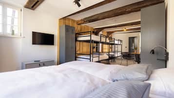 Family Room | Desk, blackout drapes, free WiFi, bed sheets