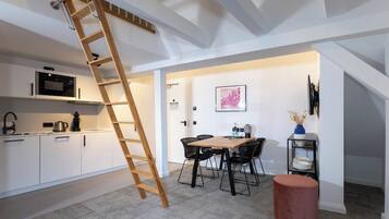 Studiosvit Comfort | Skrivbord, mörkläggningsgardiner, gratis wi-fi och sängkläder