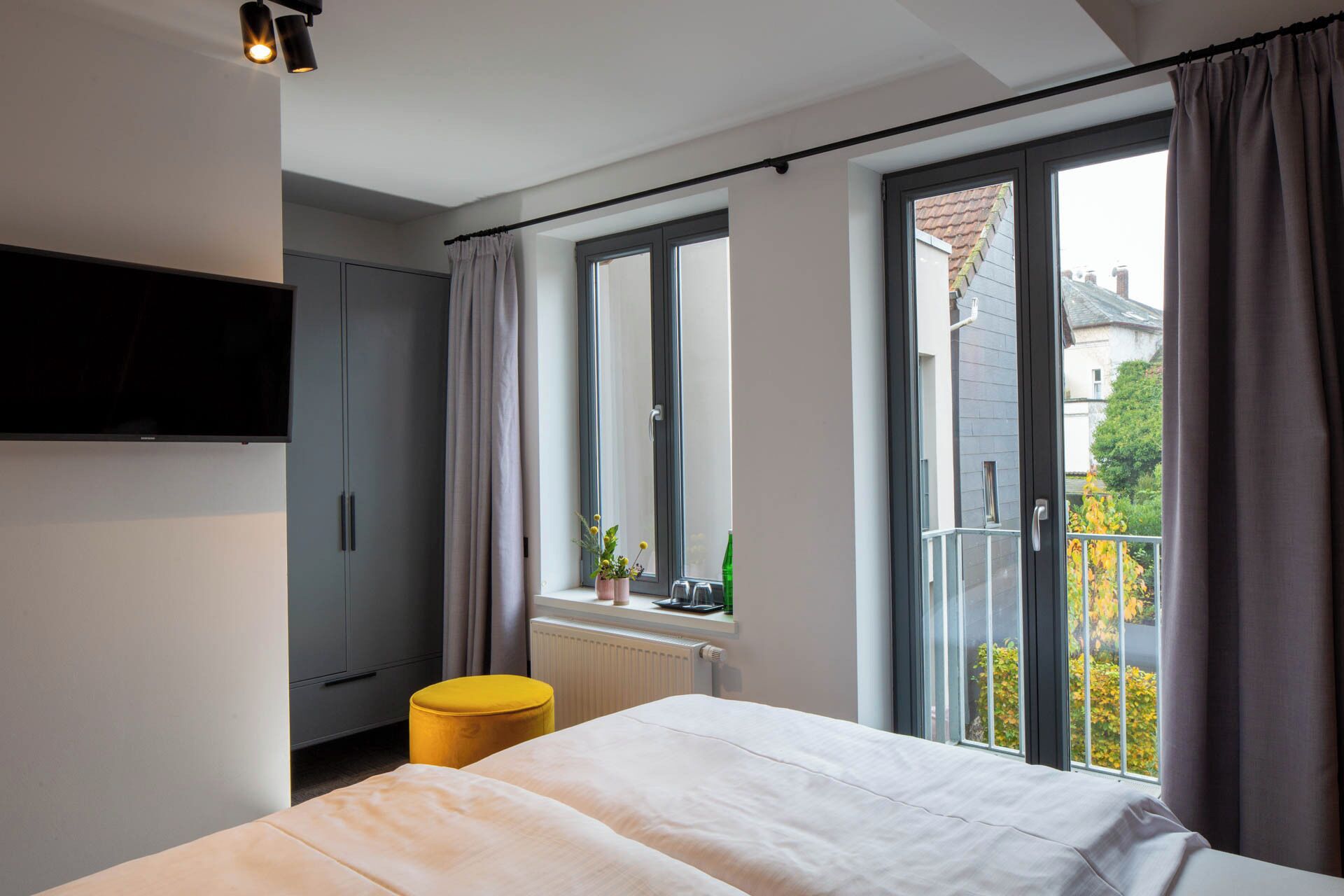 Escritorio, cortinas blackout, wifi gratis y ropa de cama 