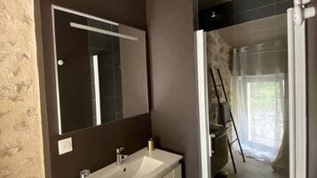 Douche, sĂšche-cheveux, serviettes fournies, savon