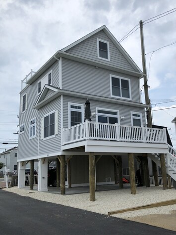 Side dining deck 