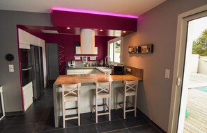 Fridge, microwave, oven, stovetop - VILLA AVEC PISCINE "LE BOCAGE" (Dolus-d'Oléron)