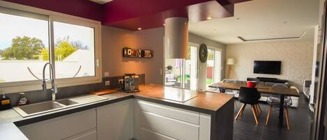 Refrigerador, microondas, horno, placa de cocina