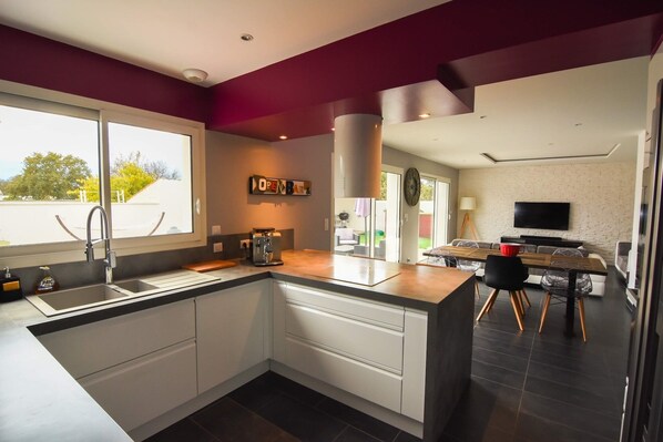 Fridge, microwave, oven, stovetop - VILLA AVEC PISCINE "LE BOCAGE" (Dolus-d'Oléron)