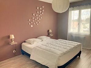 4 bedrooms, iron/ironing board, free WiFi