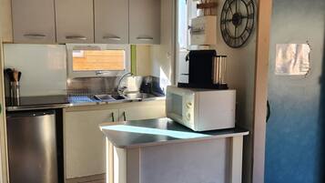 Een koelkast, een microgolfoven, een kookplaat