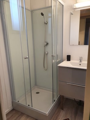 Douche, sèche-cheveux, savon, shampoing