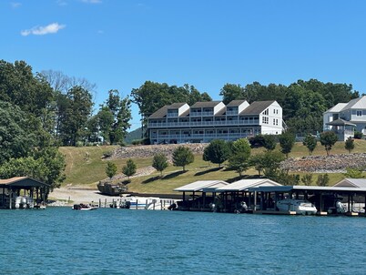 Spacious 2BR + Loft Condo • Pool • Gorgeous Lake View
