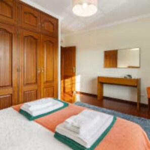 6 bedrooms, iron/ironing board