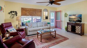 TV, offices - BAREFOOT BUNGALOW~2 Bedroom, 2 Bathroom Home w/ Office, Pool and Tiki Hut! (Key West)