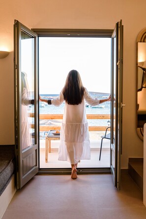 Deluxe Double Room, Sea View | Living area | Flat-screen TV - Kiano Suites Paros (Paros)