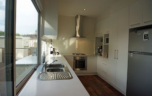 Fridge, microwave, oven, dishwasher - Baillieu Breeze (Point Lonsdale)