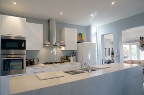 Fridge, microwave, oven, dishwasher - Bayview Houe (Queenscliff)