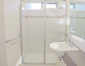 Badewanne und Dusche (separat), kostenlose Toilettenartikel