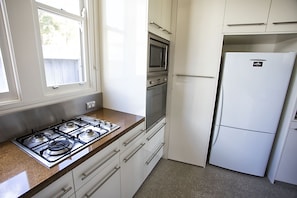 Refrigerador, microondas, horno y lavavajillas 