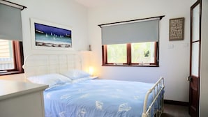3 bedrooms, iron/ironing board, cots/infant beds, free WiFi - Bluey's (Queenscliff)
