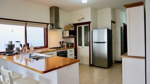 Fridge, microwave, oven, dishwasher - Bluey's (Queenscliff)