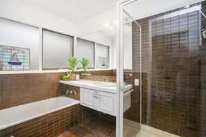 Separate bathtub and shower, free toiletries, hair dryer - Castaway (Point Lonsdale)