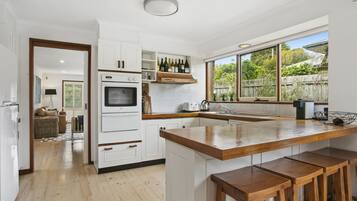 Lemari es, microwave, oven, dan mesin pencuci piring