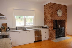 Fridge, microwave, oven, dishwasher - Clydesville (Queenscliff)