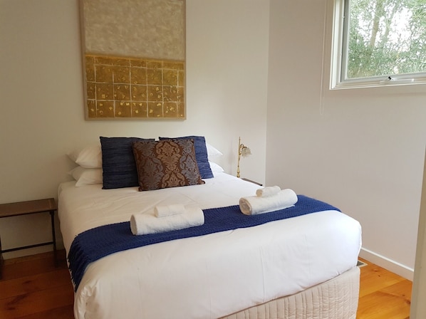 5 bedrooms, iron/ironing board, cots/infant beds, free WiFi - Clydesville (Queenscliff)