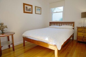 3 bedrooms, iron/ironing board, cots/infant beds - Cooinda (Queenscliff)