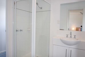 Bathroom sink - Corsair Breeze (Point Lonsdale)