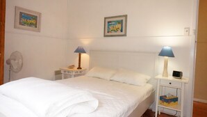 3 bedrooms, iron/ironing board, cribs (surcharge), WiFi (free) - Dinghy's Rest (Queenscliff)