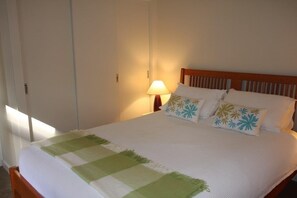 1 غرفة نوم ومكواة/لوح كي وأسرّة أطفال/رضّع وملاءات أسرّة