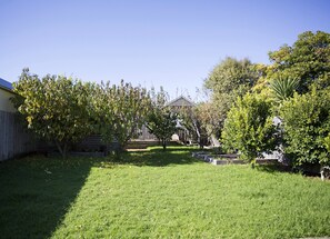 Garden view - Galway Cottage (Queenscliff)
