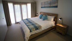3 bedrooms, iron/ironing board, cribs (surcharge), WiFi (free) - Galway Cottage (Queenscliff)
