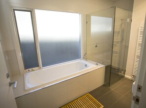 Jetted tub - Galway Cottage (Queenscliff)