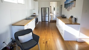 Fridge, microwave, oven, dishwasher - Galway Cottage (Queenscliff)