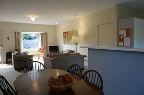 TV - Glan Mor (Queenscliff)