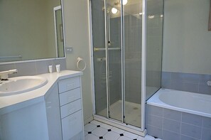 Separate bathtub and shower, free toiletries, hair dryer