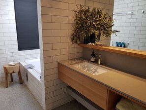 個別の浴槽とシャワー、バスアメニティ (無料)、ヘアドライヤー