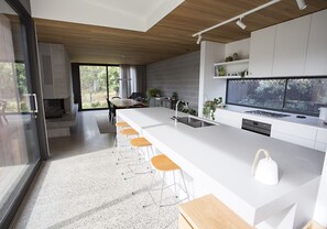 Refrigerador, microondas, horno, lavavajillas