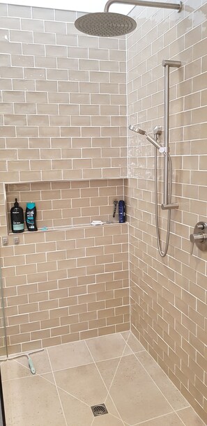Separate bathtub and shower, free toiletries, hair dryer, towels - Laguna (Point Lonsdale)