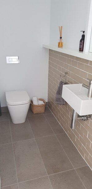 Tina y regadera independientes y amenidades de baño gratuitas 