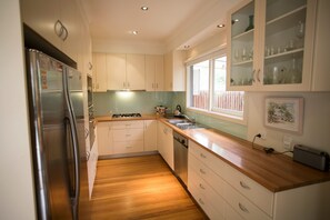 Refrigerador, microondas, horno, lavavajillas